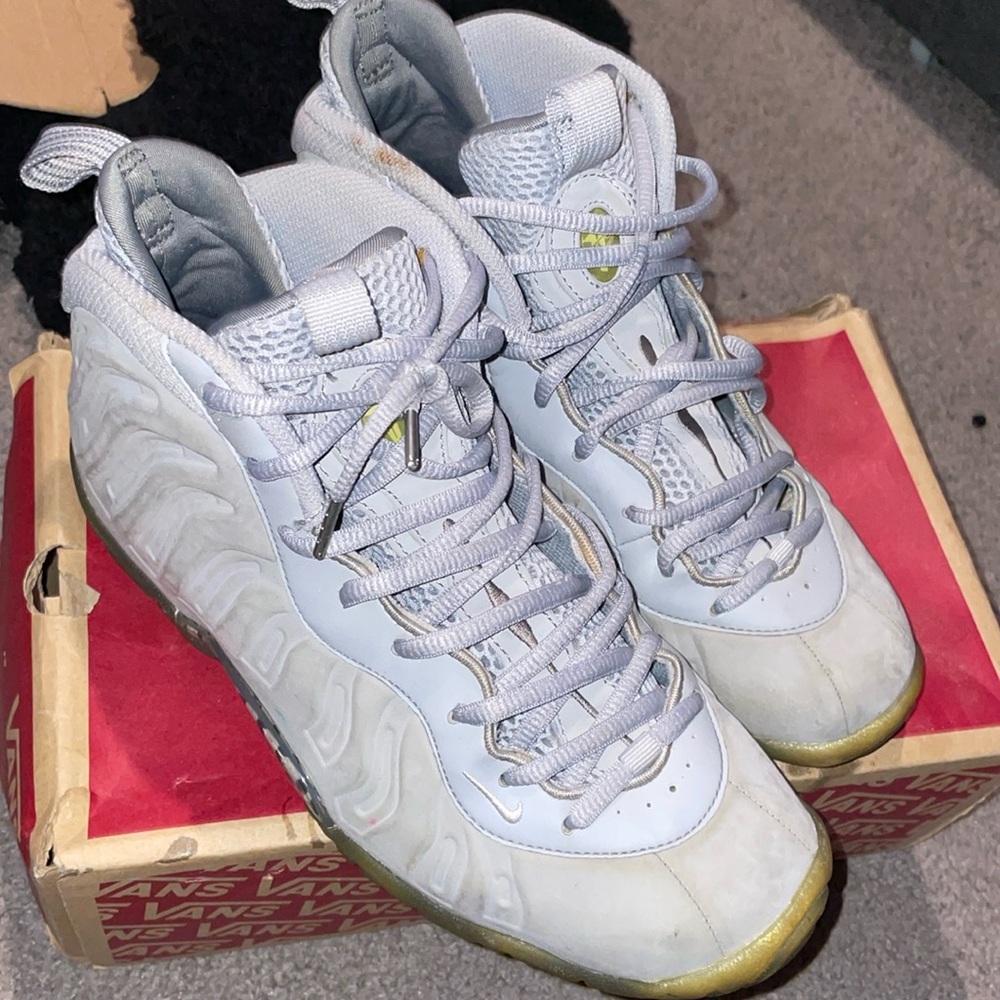 Nike Air Foamposite One
Wolf Grey Suede size 7Y